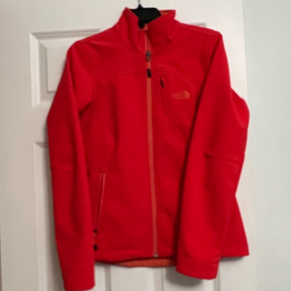 SOLD Like new Northface Women’s jacket - Picture 6 of 6